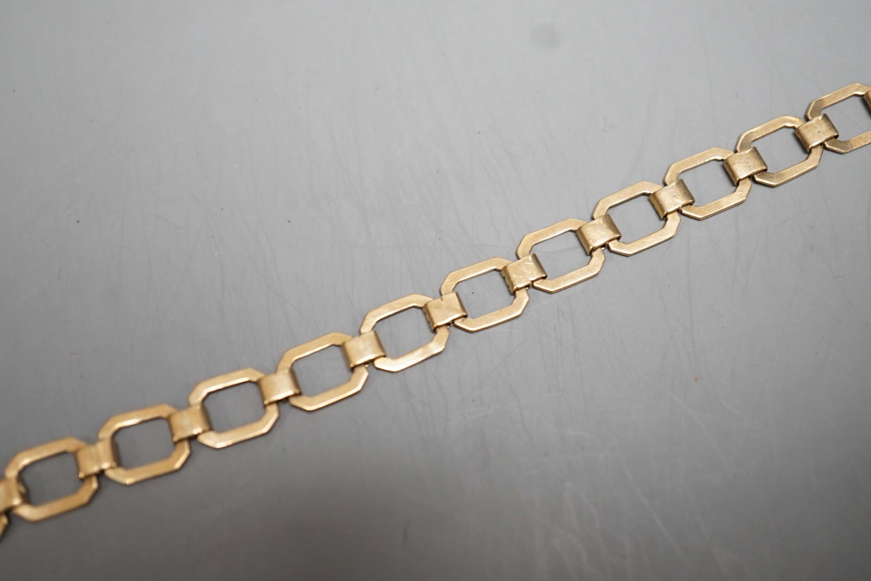 A 9ct octagonal link bracelet, 19cm, 6.9 grams.